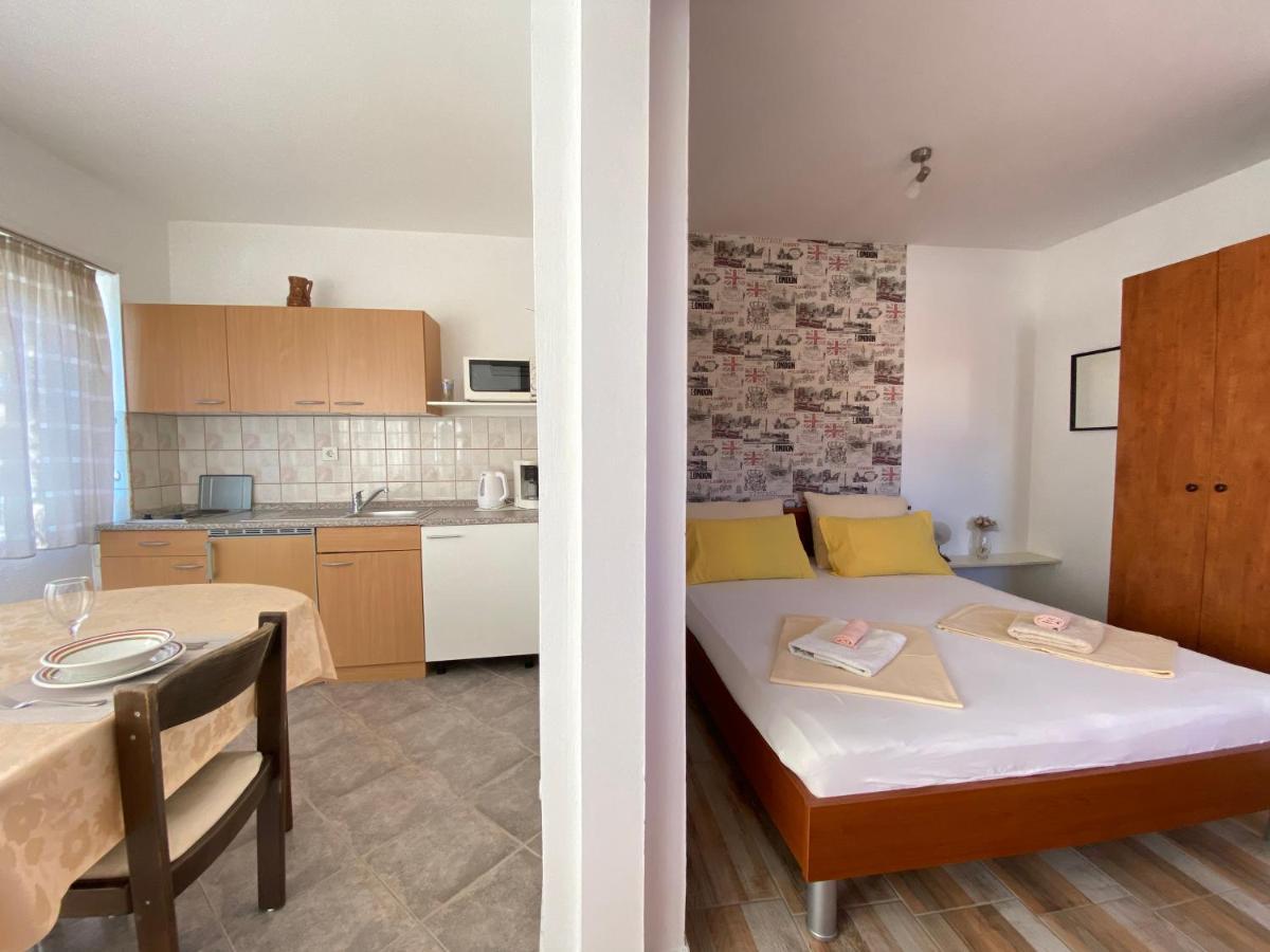 Guest House Dijana Кърк Екстериор снимка